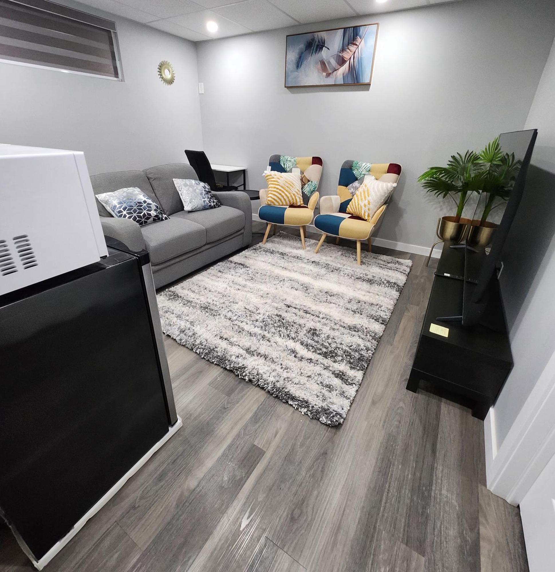 Entire Basement Suite With Private Entrance Winnipeg Bagian luar foto