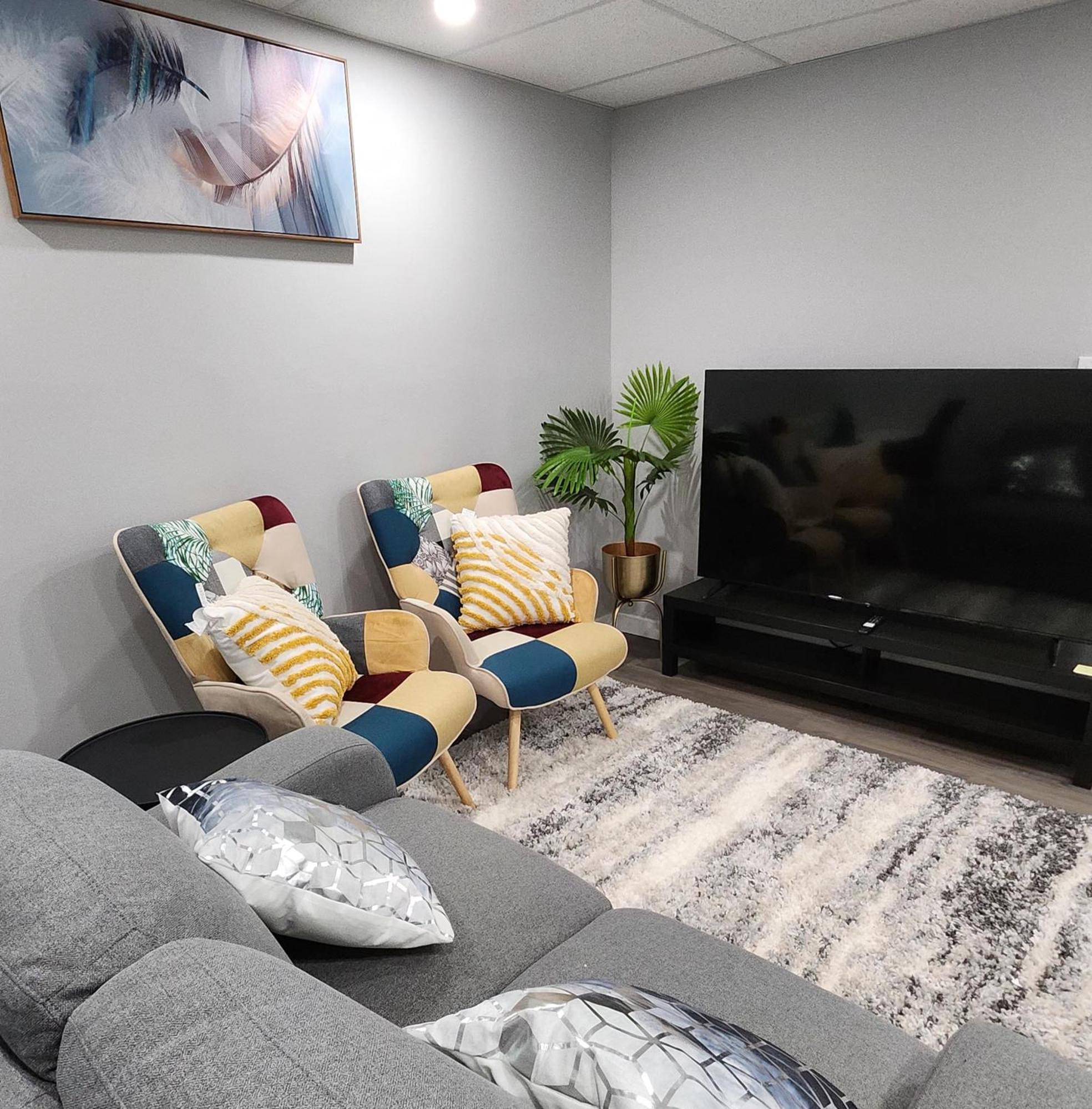 Entire Basement Suite With Private Entrance Winnipeg Bagian luar foto