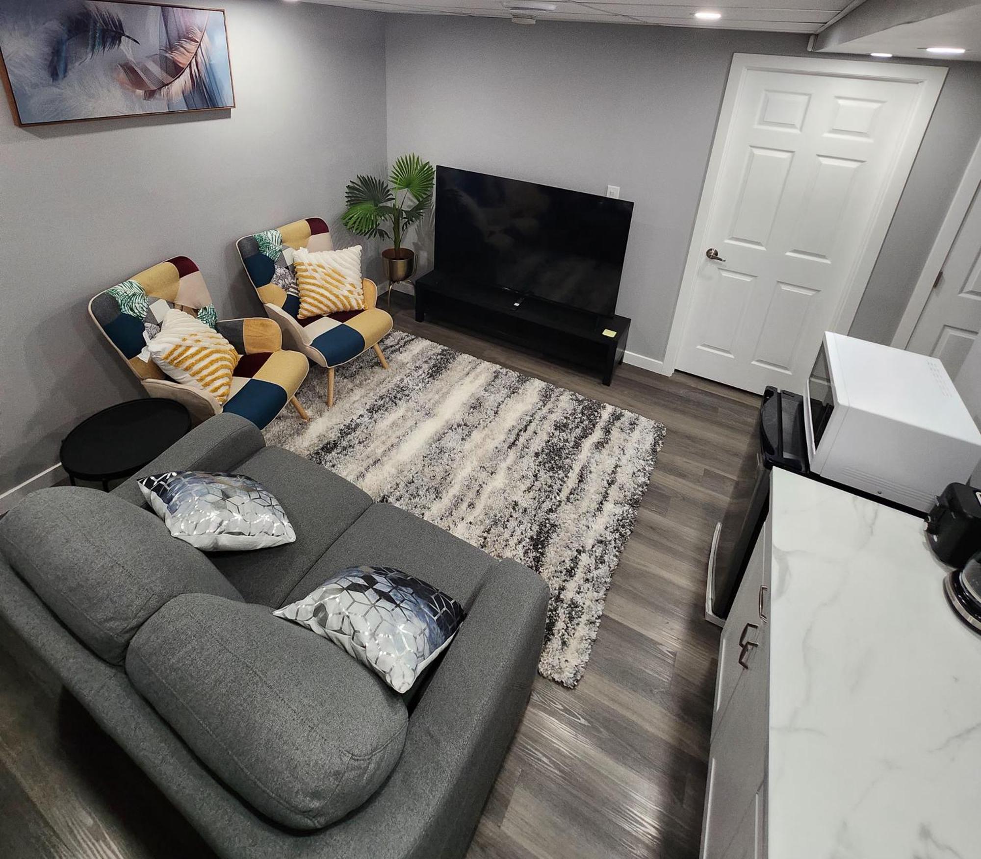 Entire Basement Suite With Private Entrance Winnipeg Bagian luar foto